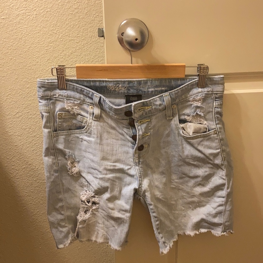 Mossimo Size 4 Stretch Boyfriend Short